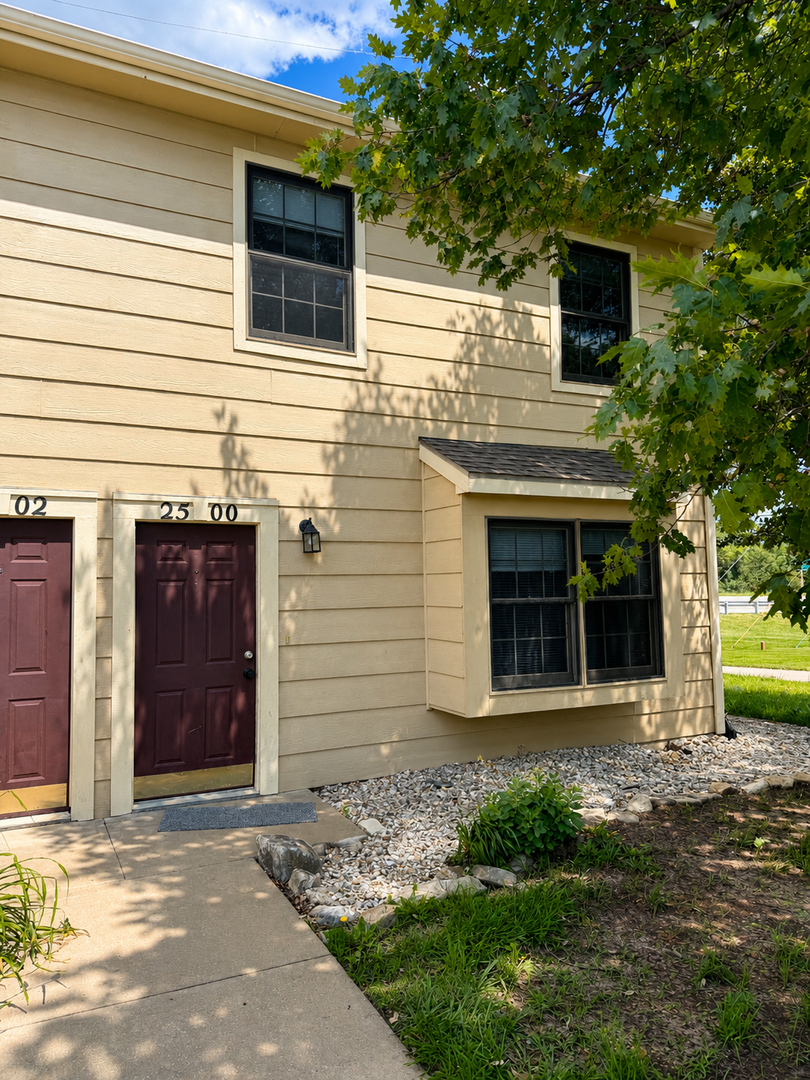 Manhattan House: 2500 CandleCrest Circle