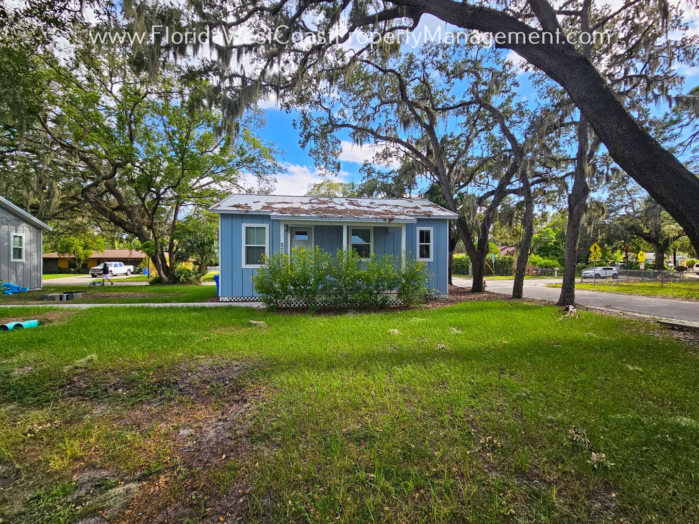 Bradenton House: 575 18th St E