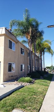 Spacious 2bdr/1.5bath centrally located w/ Move-in Special! (70th) – photo 1