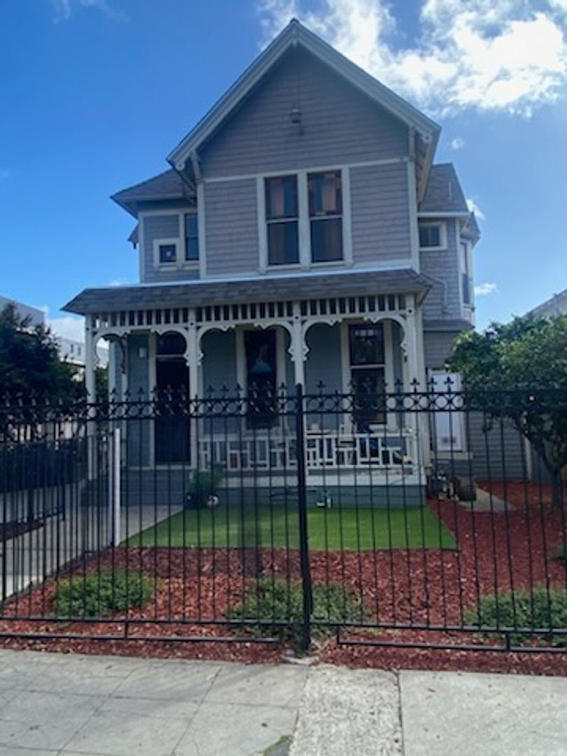 San Diego Apartment: 2419 J Street