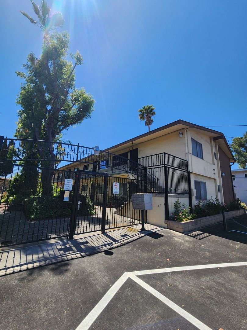 La Mesa Apartment: 4434-4442 Rosebud Lane A-D