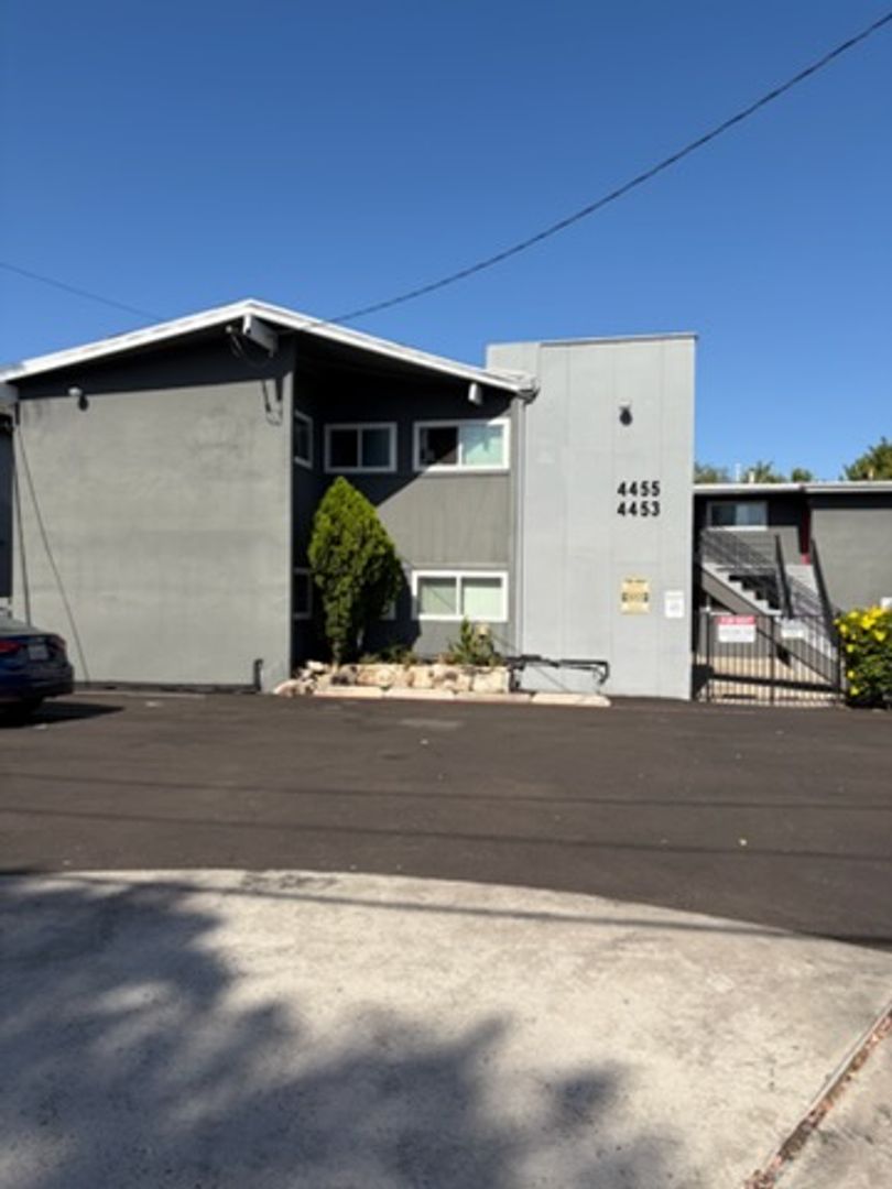 La Mesa Apartment: 4453-55 Rosebud Lane
