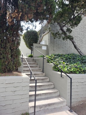 Summer Special!! 1 Month Free Rent!! Spacious 1bdr in small complex with hardwood floors – photo 1