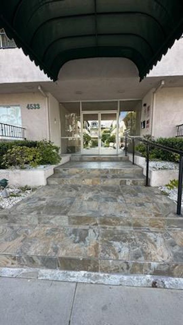 SHERMAN OAKS Apartment: 4533 COLBATH AVE
