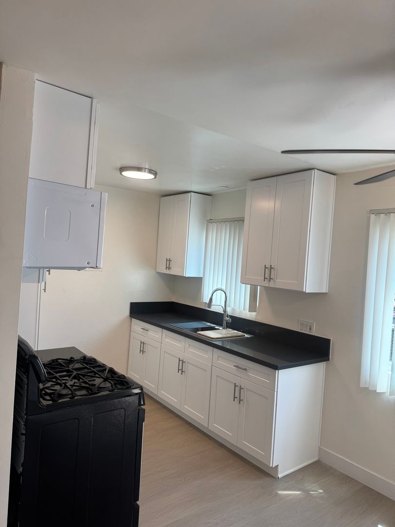 GLENDALE Apartment: 943 N. LOUISE ST.