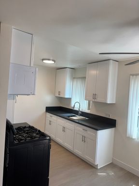 Fully remodeled downstairs 1 bed/1 bath apartment located in Glendale. – photo 1