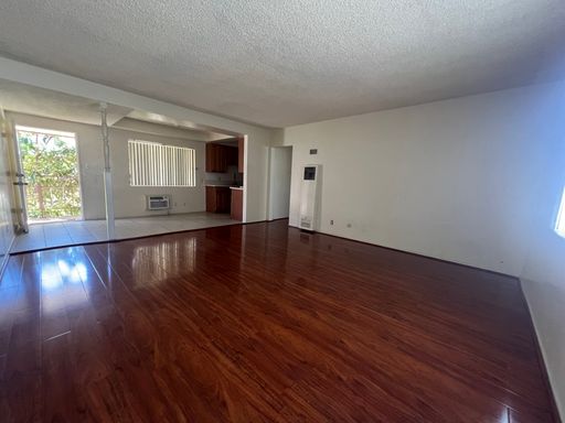 Move-In Ready 3BR Upstairs Apartment in Alhambra – photo 1