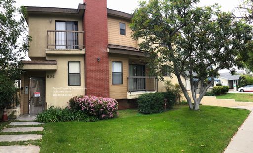 Lovely remodeled 3bed/2.5bath two-story apartment in the heart of Glendale. – photo 1