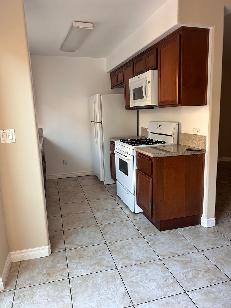 LOS ANGELES Apartment: 709-711 YALE ST/700 N. HILL PL