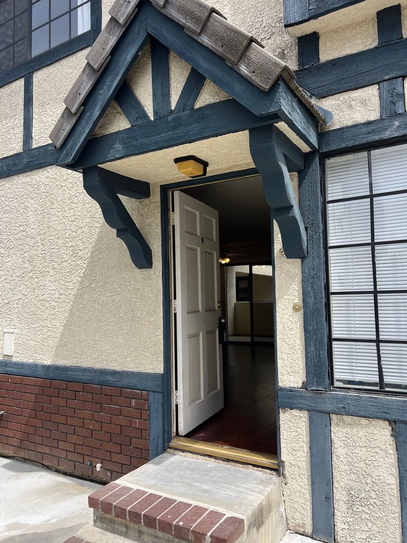 MONROVIA Apartment: 709–711 W DUARTE RD.