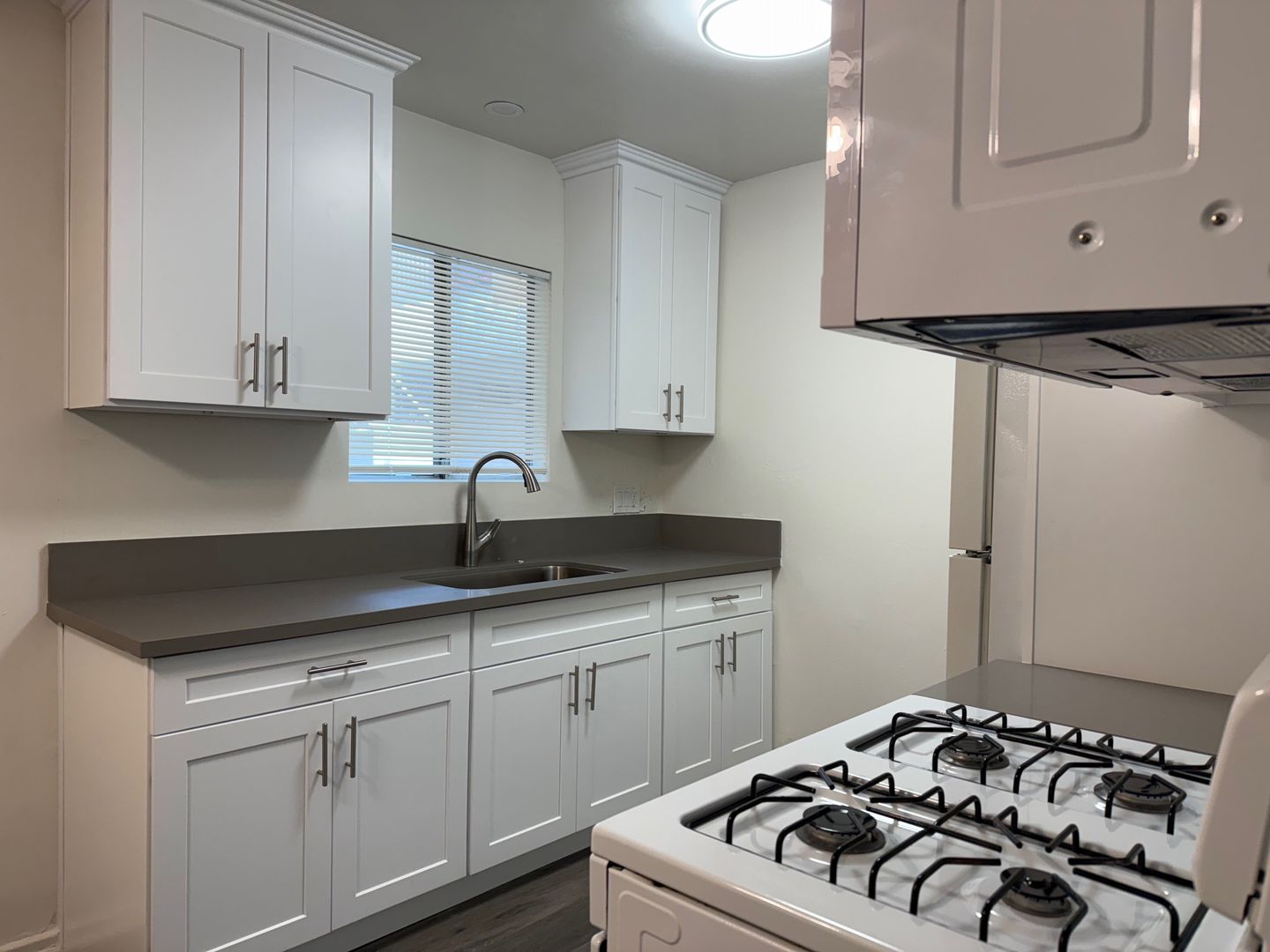 GLENDALE Apartment: 943 N. LOUISE ST.