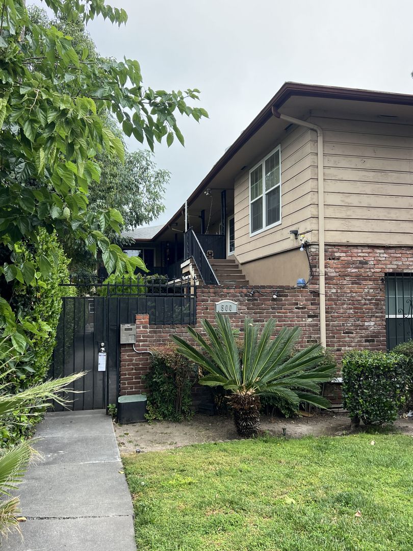 PASADENA Apartment: 500 N. LOS ROBLES AVE.