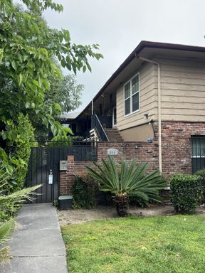 Nice and clean upstairs 2 Bedrooms /2 Bathrooms apartment with 2 assigned parking spaces in the City of Pasadena. – photo 1