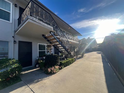 Charming 1 Bed/1 Bath Upstairs Apartment in Prime Alhambra – Move-In Ready! – photo 1