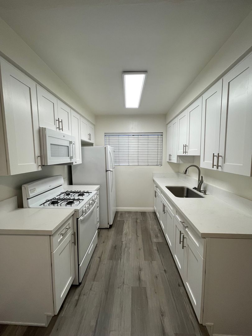 GLENDALE Apartment: 943 N. LOUISE ST.
