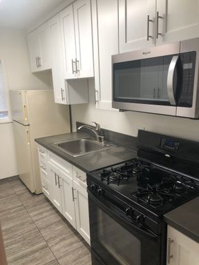 Lovely Studio 1 Bath upstairs apartment with 1-car parking in Pasadena!