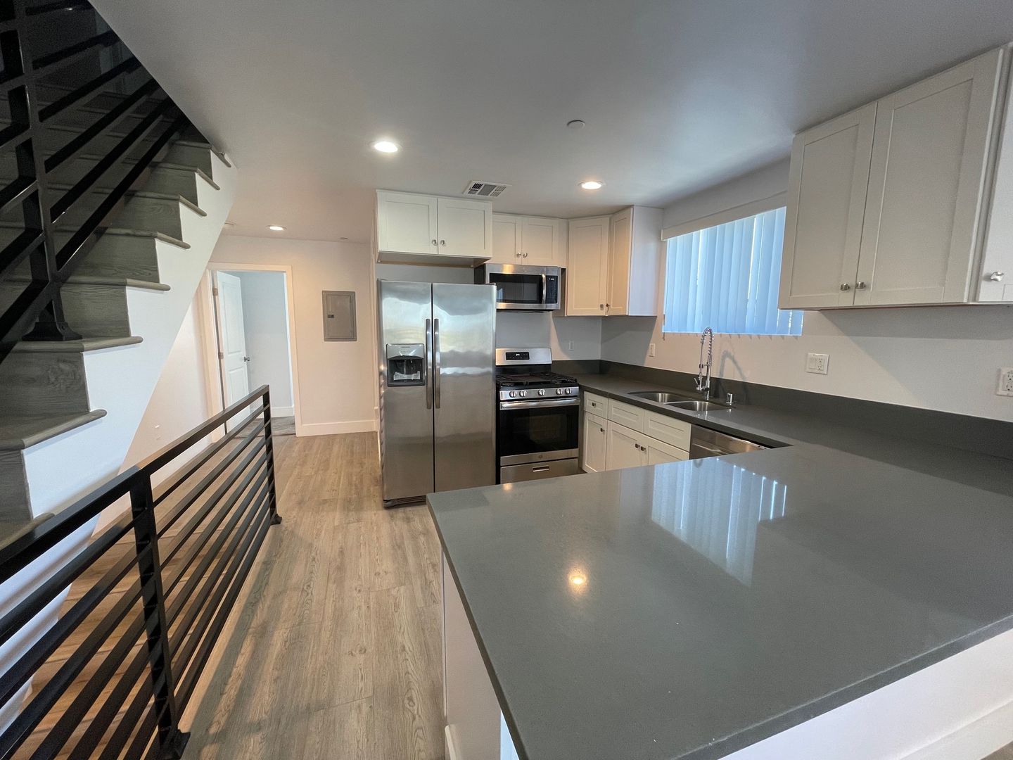 LOS ANGELES Apartment: 2819 ALSACE AVE