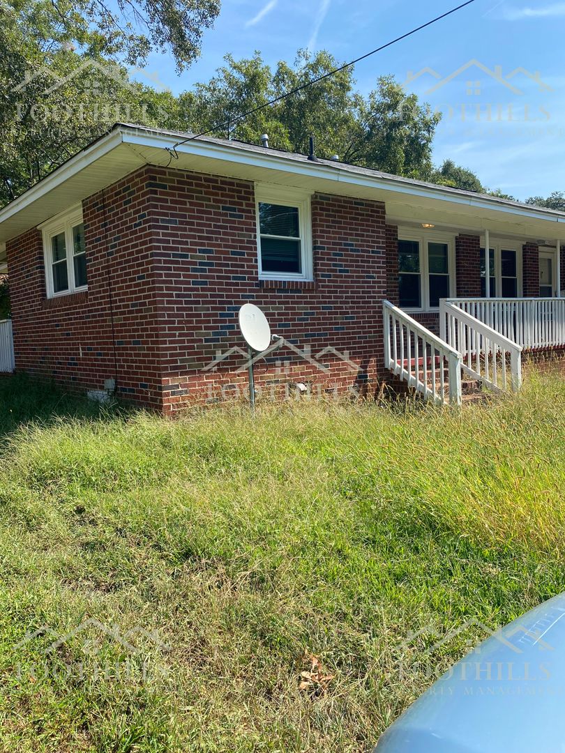 Anderson Apartment: 3315 Berry Ln