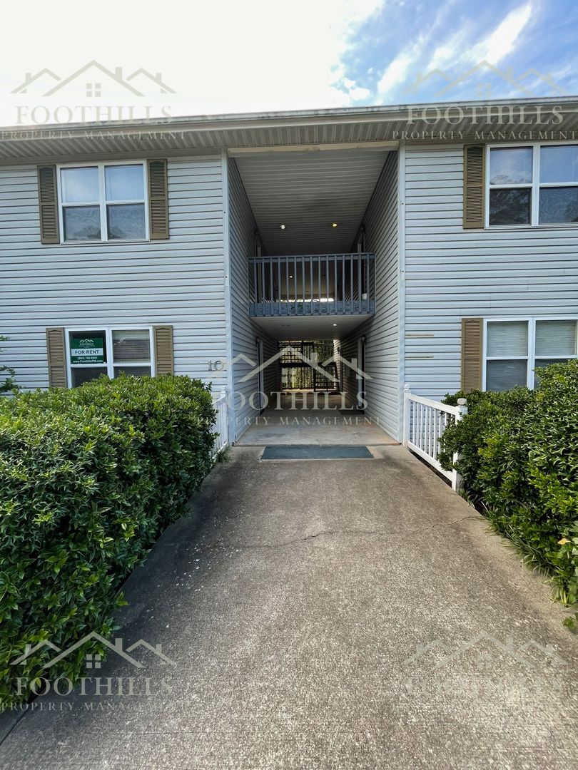 Anderson Apartment: 700 Simpson Rd