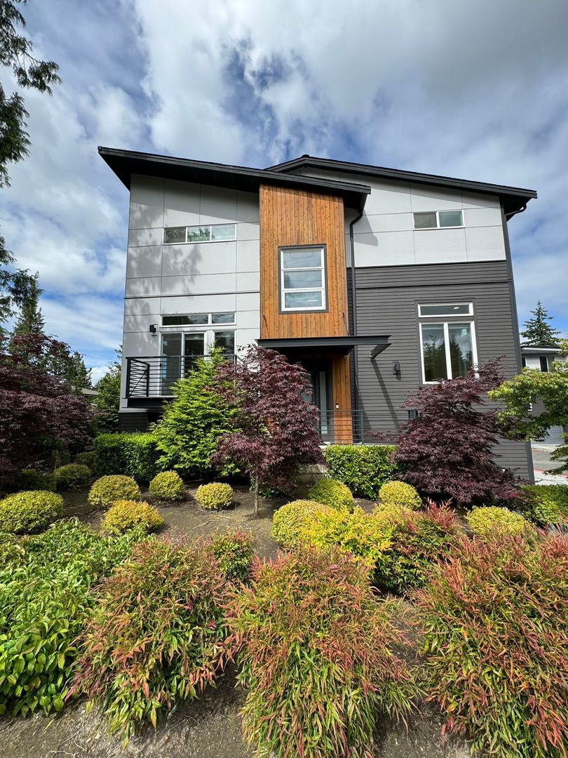 Bellevue House: 13993 NE 15th Ct