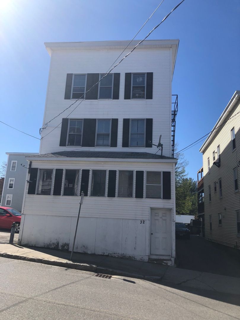 Biddeford Apartment: Bacon Street