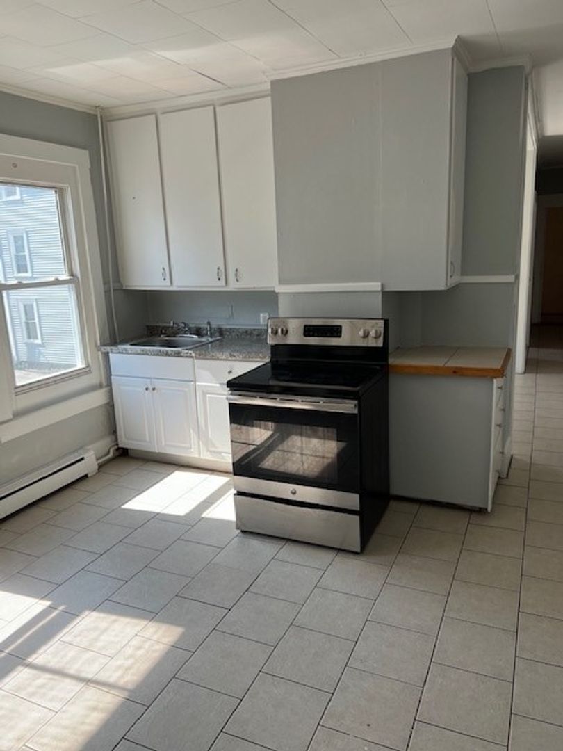 Biddeford Apartment: Bacon Street