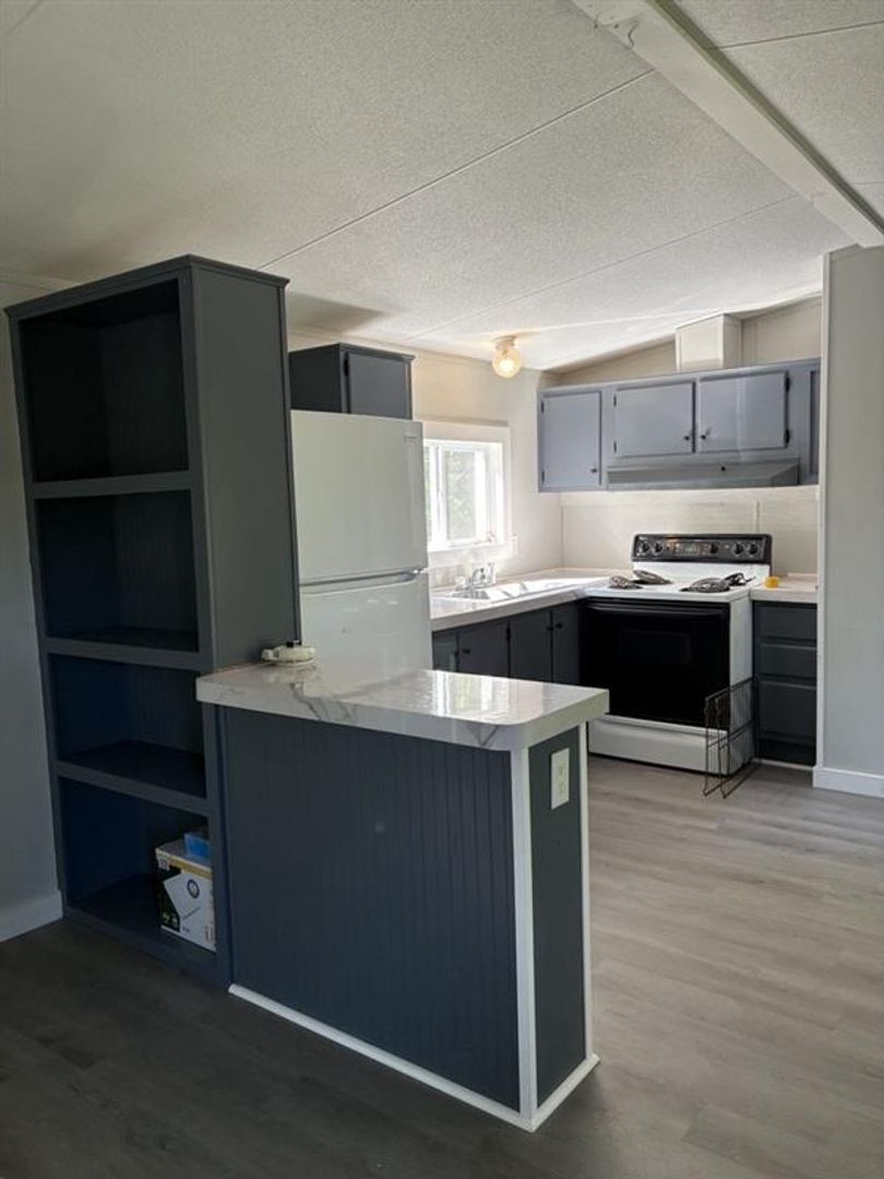 Old Town Apartment: Lonnie Loop