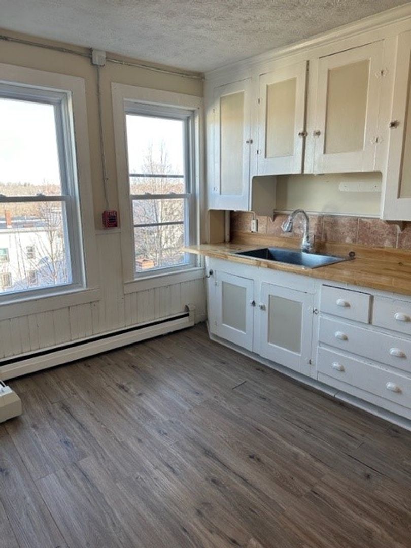 1 Bedroom Apartment Available - updated flooring!