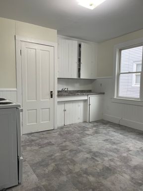 1BR/1BA Available April 1st!! Great Residential Location!!