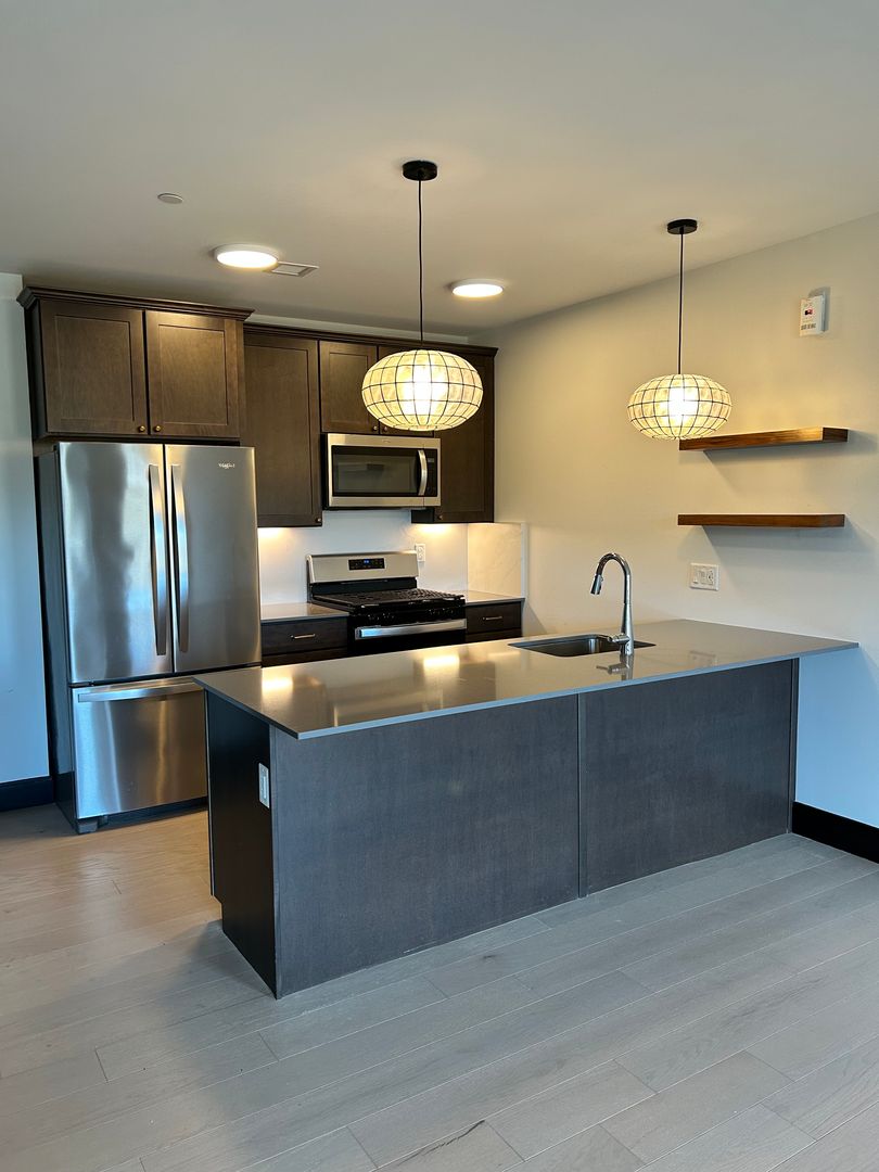 Gorgeous 1BR/1BA Condo Available Now!!  Great Portland Location!!