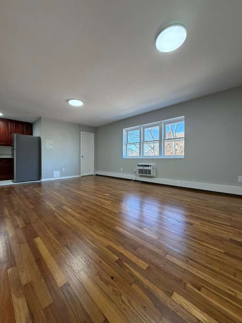 Plainfield Apartment: 346 Franklin Place