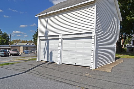 Two car garage w/ electric