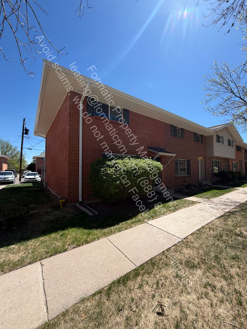 Denver House: 3814 S Yosemite St