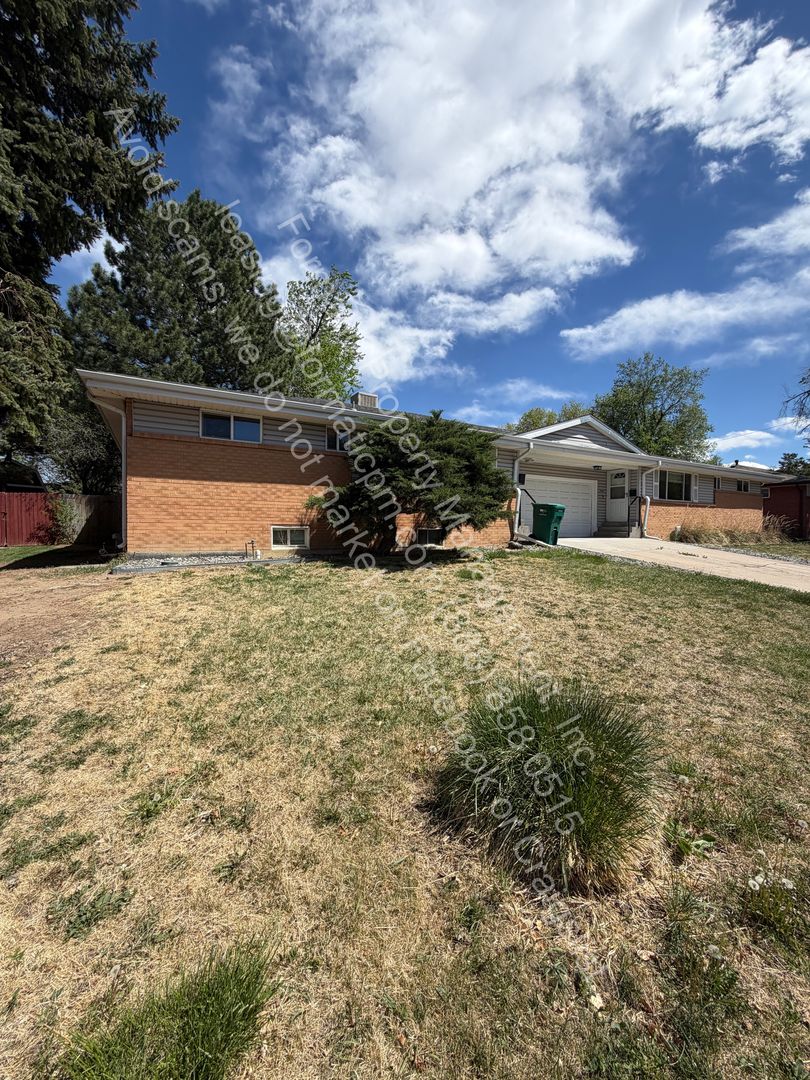 Wheat Ridge House: 4450 Dover St