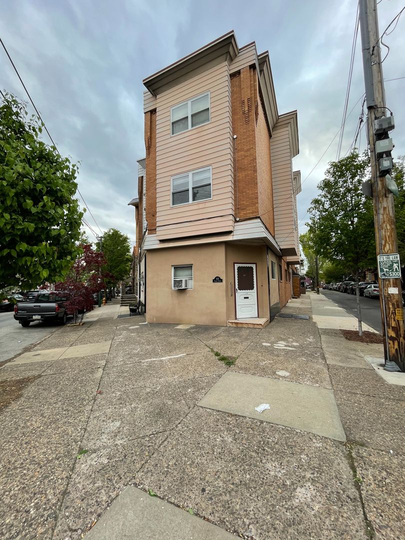 Philadelphia Apartment: 1121 Tasker St