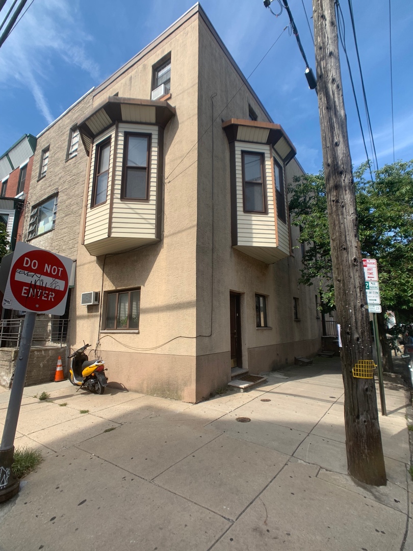 Philadelphia Apartment: 1600 S 13th St