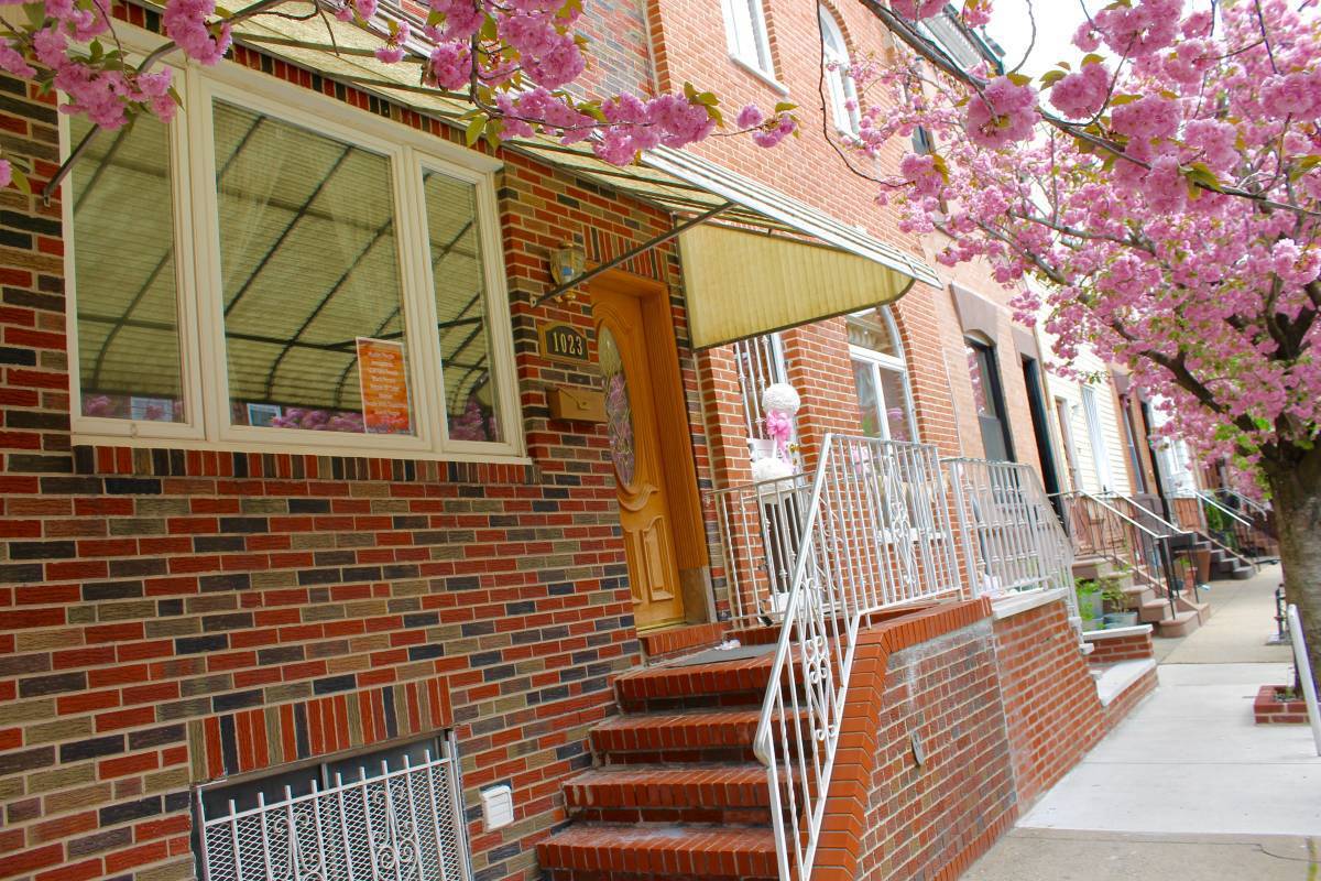 Philadelphia House: 1023 Cross St