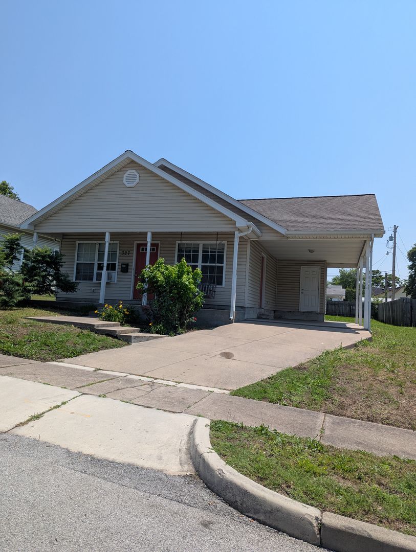 Webb City House: 327 S Roane Street