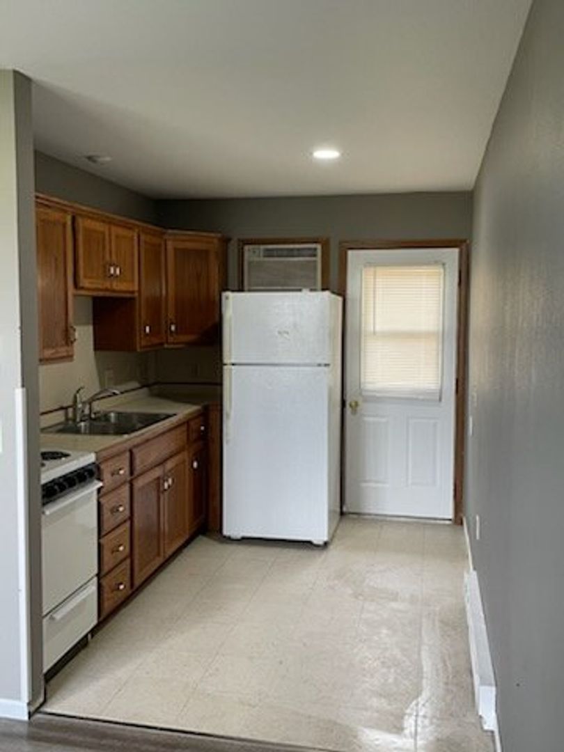 Cozy 2 Bed, 1 Bath Apartment! Ready To Go! 7 of 8