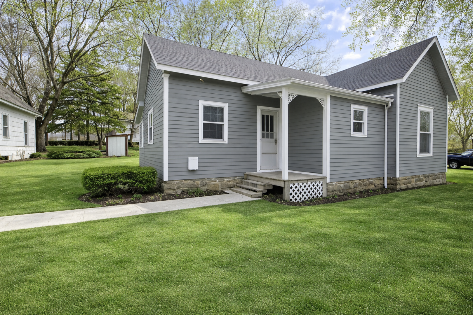 El Dorado Springs House: 121 W Marshall