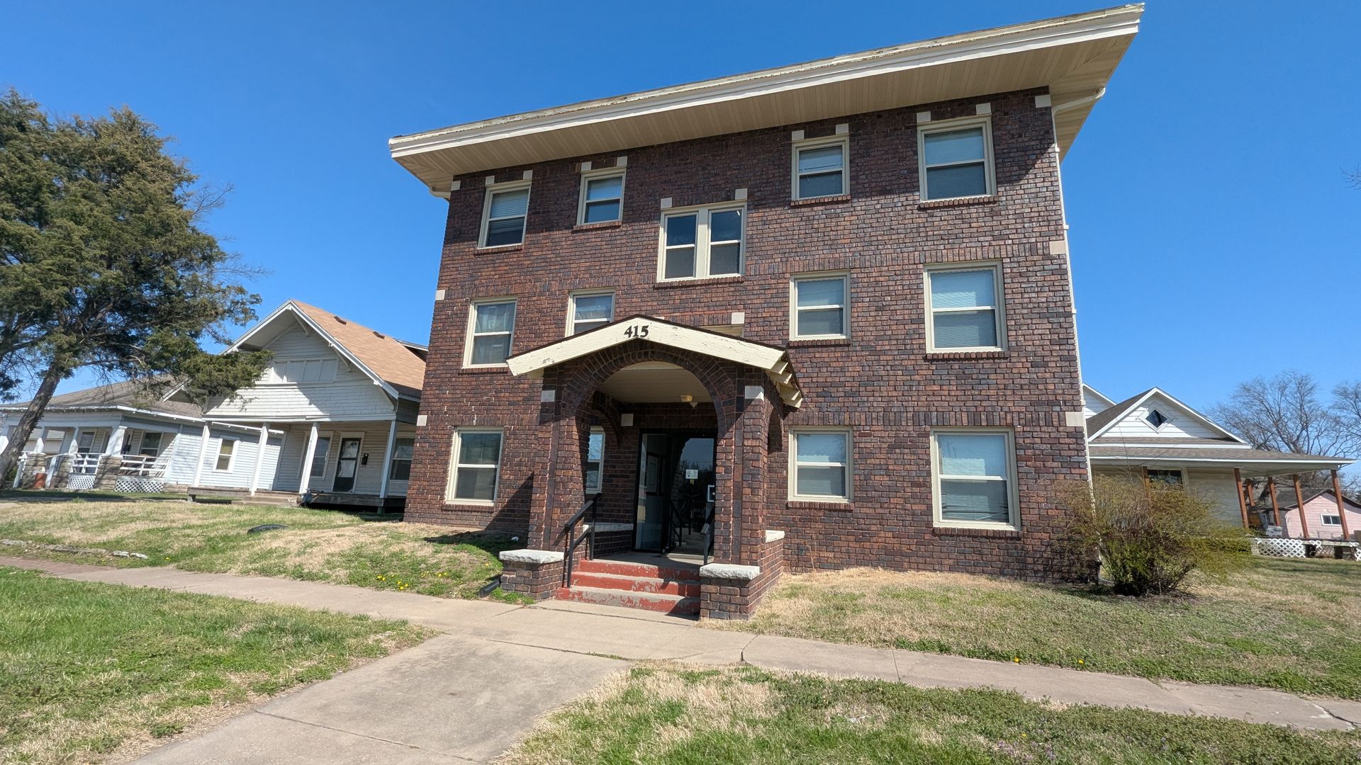 Pittsburg Apartment: 415 S Broadway