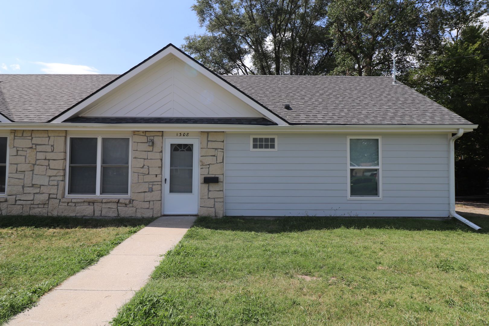 Junction City House: 1308 N Jefferson St