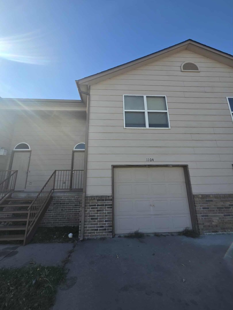 Junction City House: 1104 Country Club