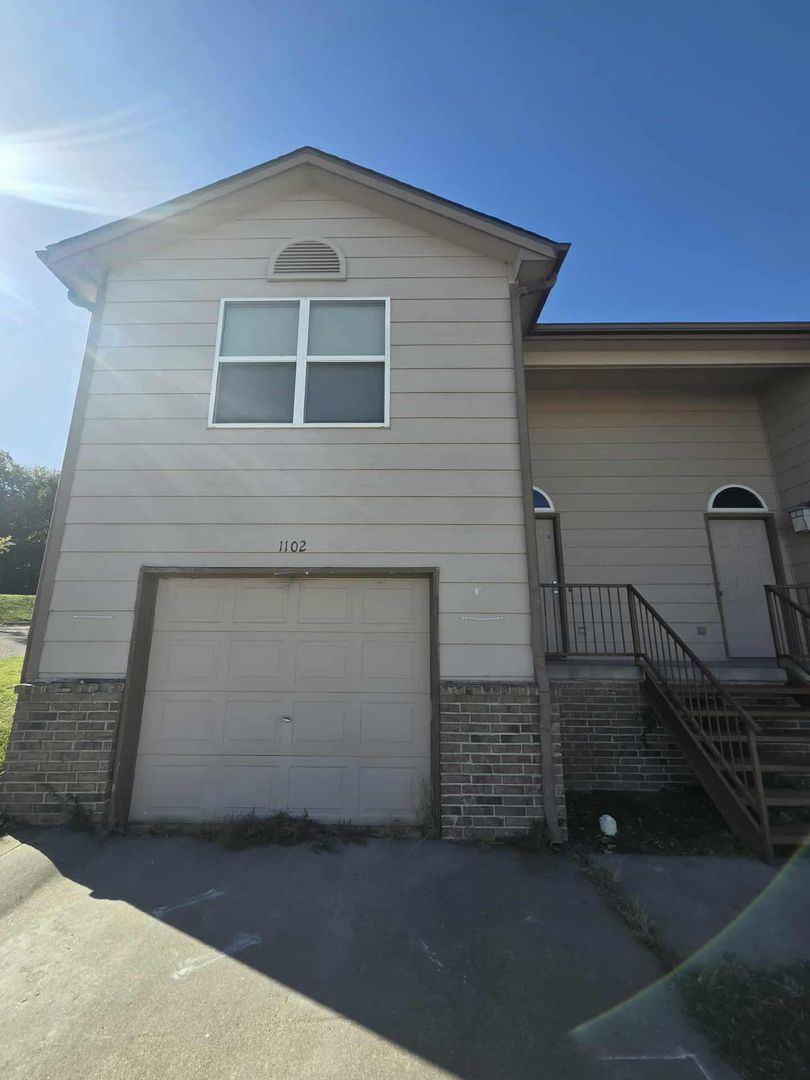 Junction City House: 1102 Country Club