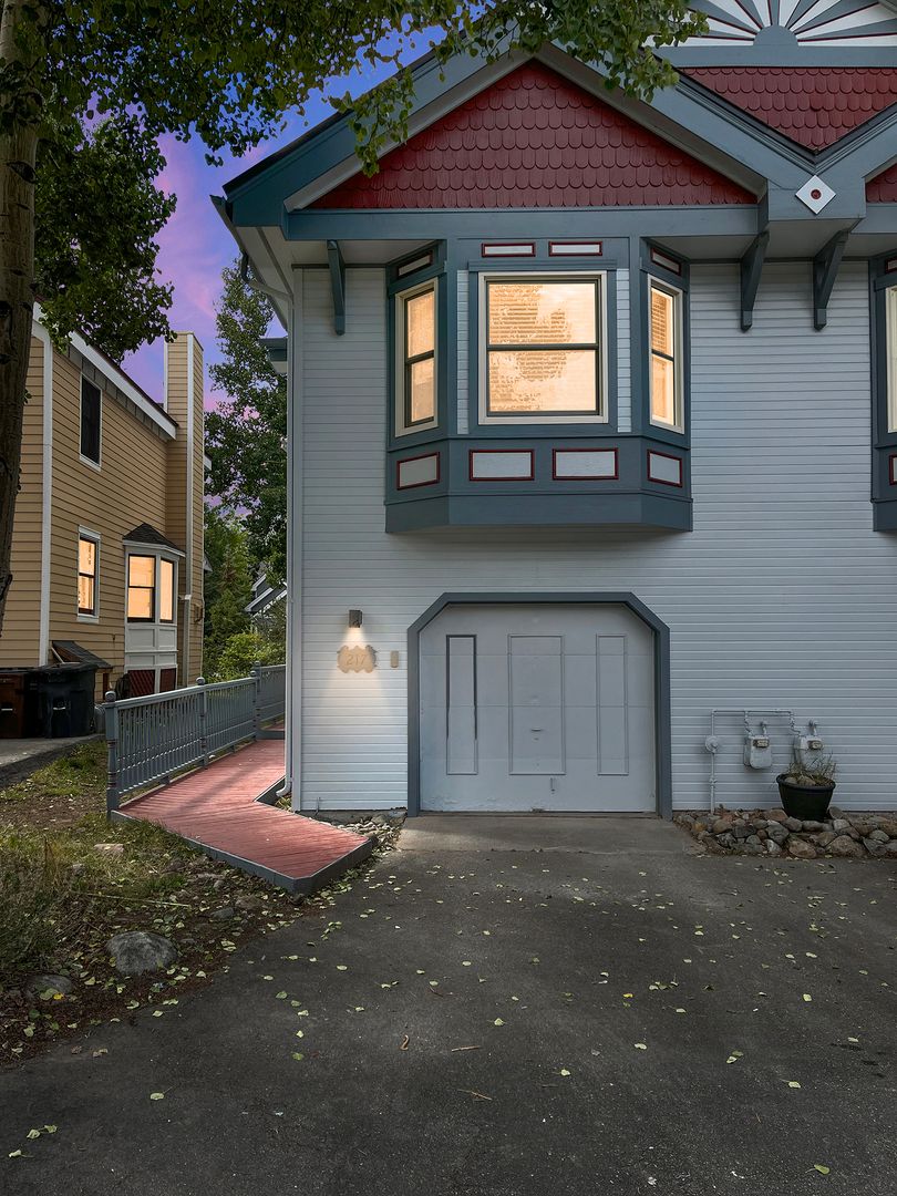 Breckenridge House: 217 S. Harris Street