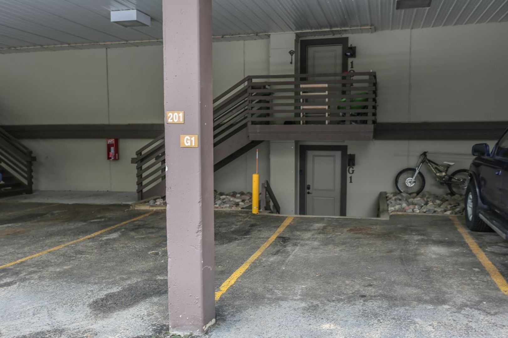 Parking at G1-Ski and Racquet Club