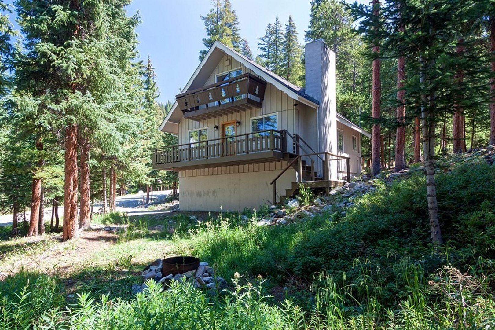 Breckenridge House: 392 Doris Drive