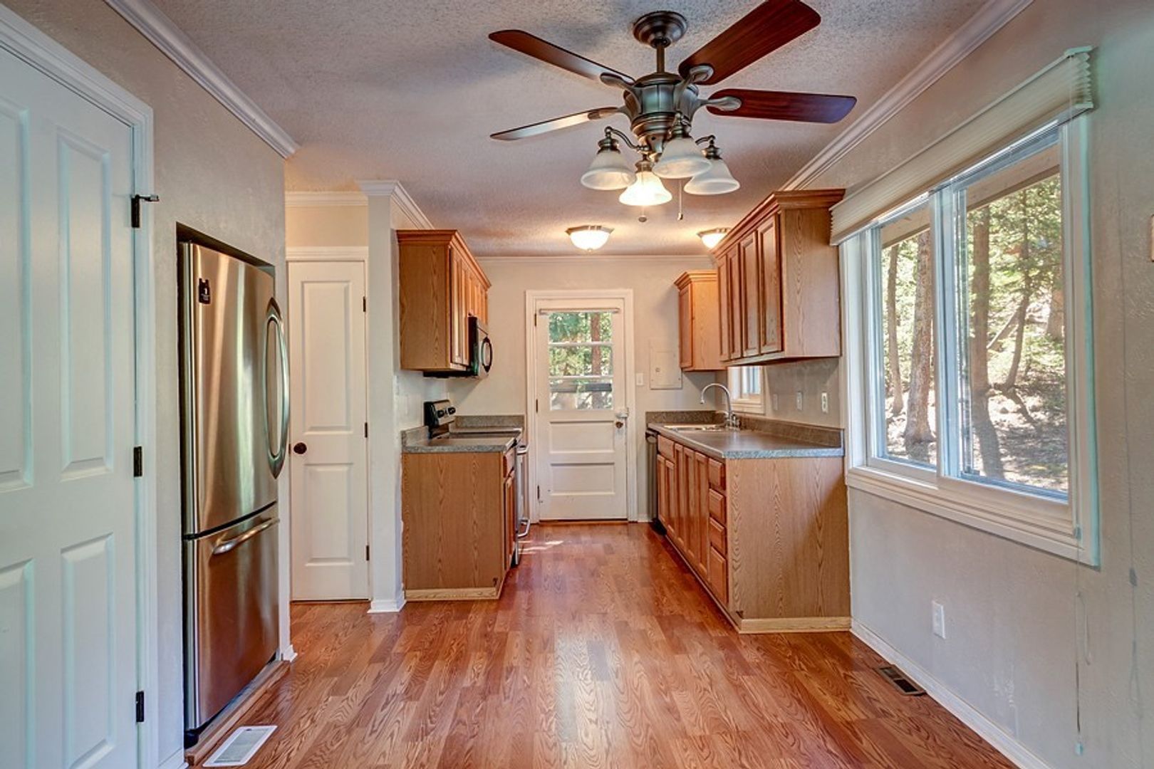 392 Doris Drive 3 of 12