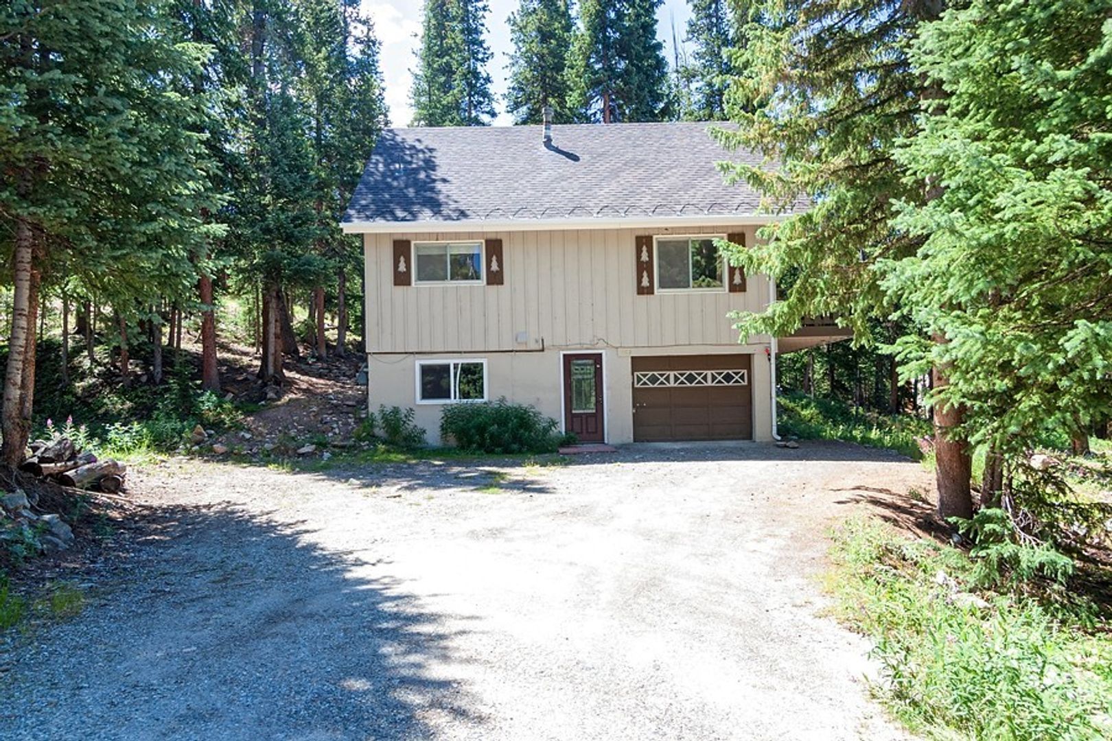 Breckenridge House: 392 Doris Drive