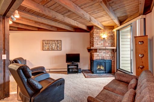 Price Reduced!! Silverthorne 2BR at Treehouse! Year lease! Over $400 in Utilities included!